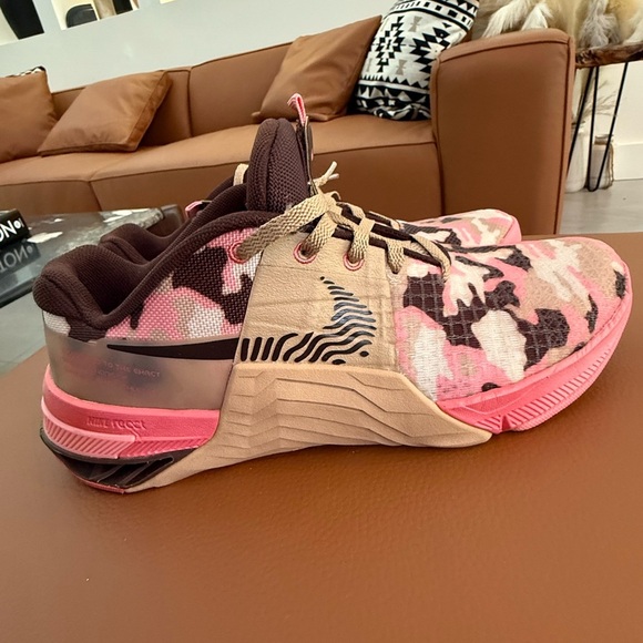 Nike Womens Metcon 8 Trainers Shoes, Hemp/Earth-Sanddrift - Picture 7 of 8